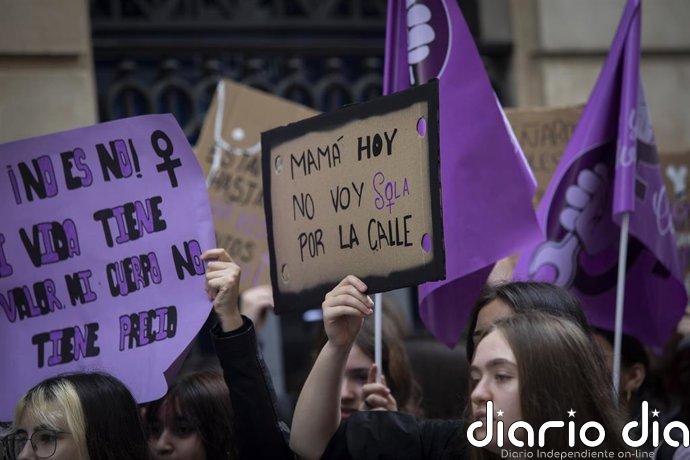 Un 40% de mujeres en España se sienten poco o nada seguras caminando solas por la noche, frente al 19% de hombres