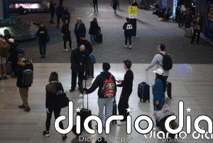 Un avión choca con un vehículo de bomberos tras aterrizar en el aeropuerto de LaGuardia, en Nueva York