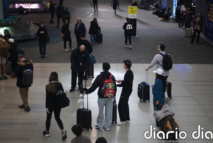 Un avión choca con un vehículo de bomberos tras aterrizar en el aeropuerto de LaGuardia, en Nueva York