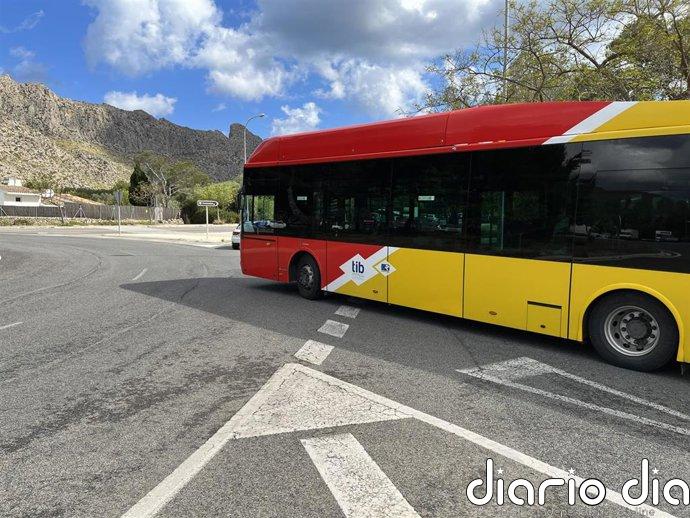 Un bus presta servicio por los desvíos de las líneas de la EMT afectadas por las obras del puente de Saridakis