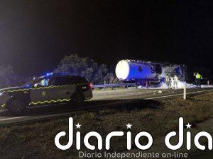 Un camión cargado de plástico sale ardiendo en la A-66 en Monesterio cortando un carril en sentido Gijón