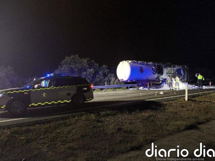 Un camión cargado de plástico sale ardiendo en la A-66 en Monesterio cortando un carril en sentido Gijón