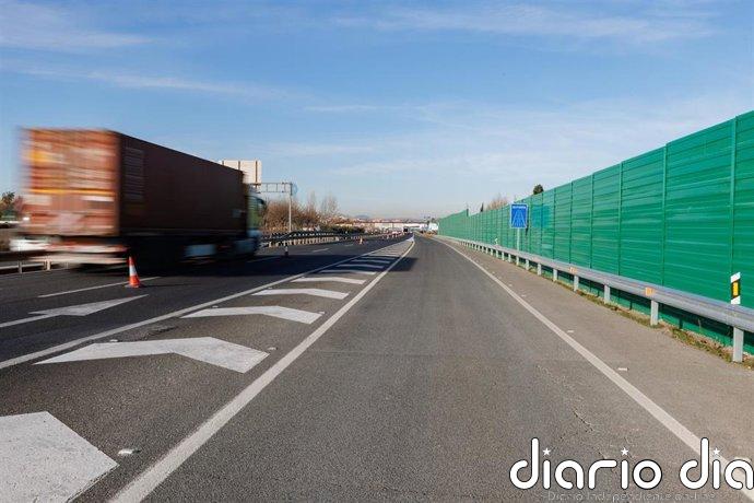 Un camión se salta la mediana y choca con un autobús y otros vehículos en la A-92 en Láchar (Granada)