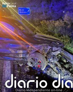 Un conductor ebrio colisiona contra una valla junto a una base militar de Palma