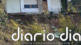 Un corrimiento de tierras corta la carretera DP 4803 y deja al aire los cimientos de una vivienda en Miño (A Coruña)