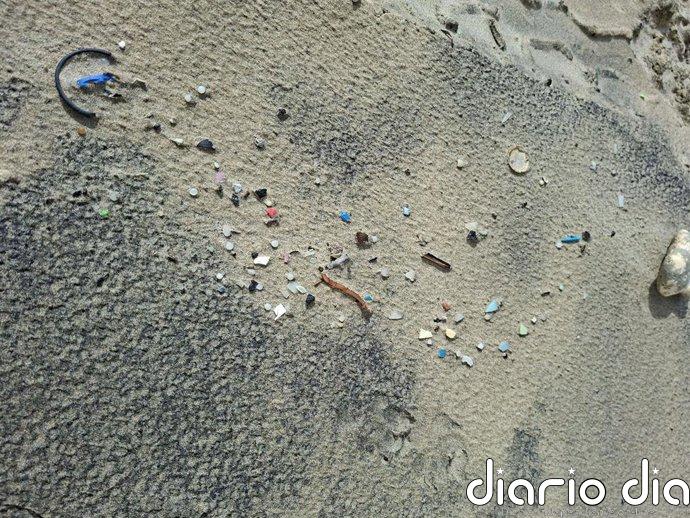 Un estudio liderado desde Cádiz aporta evidencia sobre el riesgo químico de los pélets de plástico en el mar