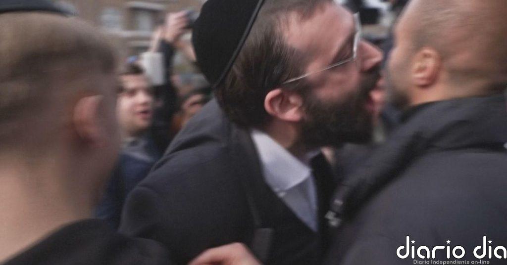 Un grupo de judíos gritan a periodistas de Al Jazzera que se vayan de Londres