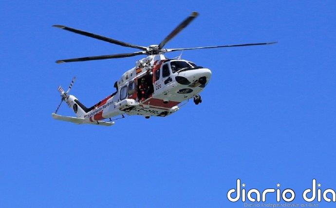 Un helicóptero de Salvamento evacúa de urgencia a la pasajera de un crucero en aguas próximas a Tenerife
