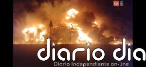 Un incendio arrasa una nave industrial en Los Tánagos y los bomberos trabajan en que no se propague