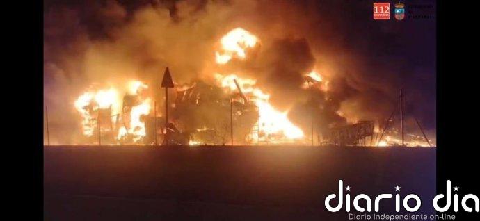 Un incendio arrasa una nave industrial en Los Tánagos y los bomberos trabajan en que no se propague