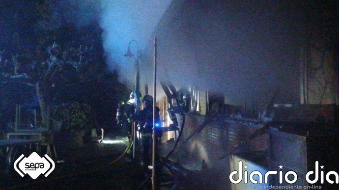 Un incendio calcina parte de un restaurante ubicado en Caserío La Tabla, en Avilés