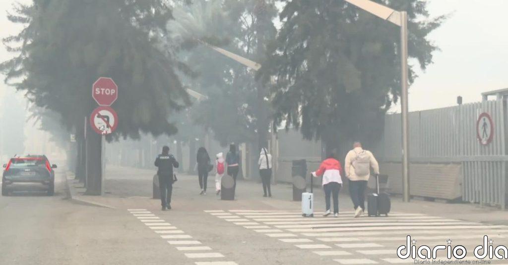 Un incendio en una nave cubre de humo el Puerto de Barcelona