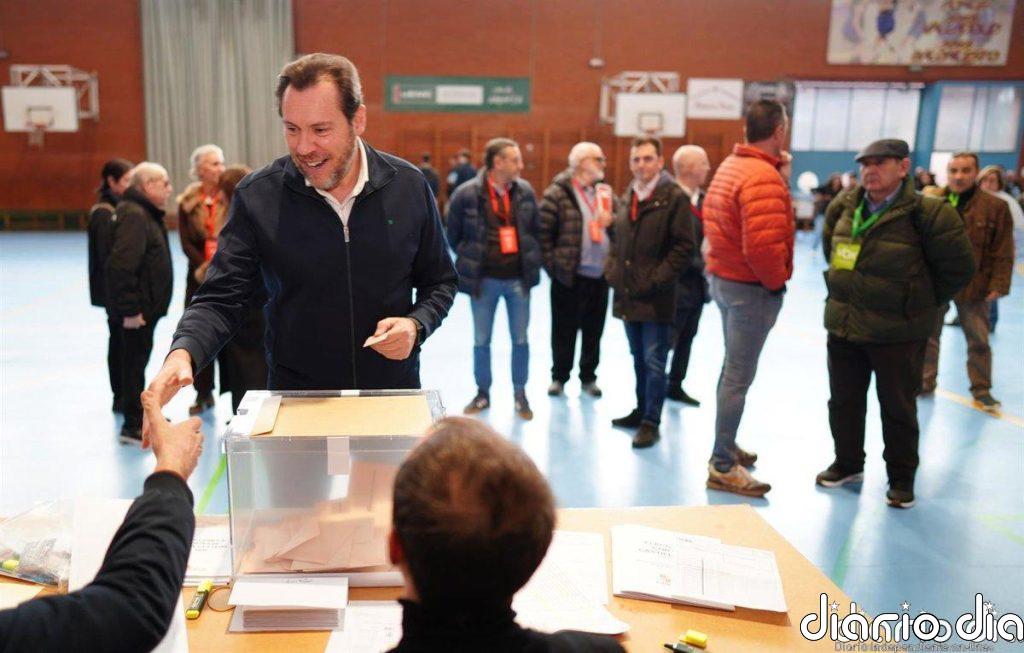 Un interventor de Vox increpa a Óscar Puente al grito de "dimisión" en un colegio electoral en Valladolid