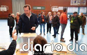 Un interventor de Vox increpa a Óscar Puente al grito de "dimisión" en un colegio electoral en Valladolid