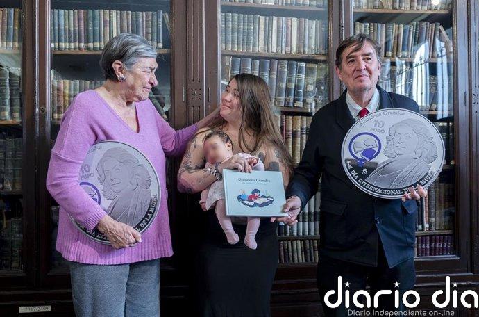 Un moneda especial del 8M recuerda a Almudena Grandes: "Heredera de muchas mujeres que habían intentado abrir camino"