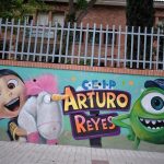 Un nuevo mural en la fachada del CEIP Arturo Reyes se suma al programa de promoción del arte urbano 'Málaga Más Bella'