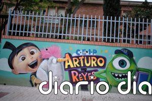 Un nuevo mural en la fachada del CEIP Arturo Reyes se suma al programa de promoción del arte urbano 'Málaga Más Bella'