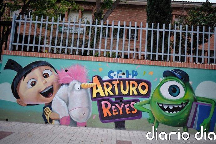 Un nuevo mural en la fachada del CEIP Arturo Reyes se suma al programa de promoción del arte urbano 'Málaga Más Bella'