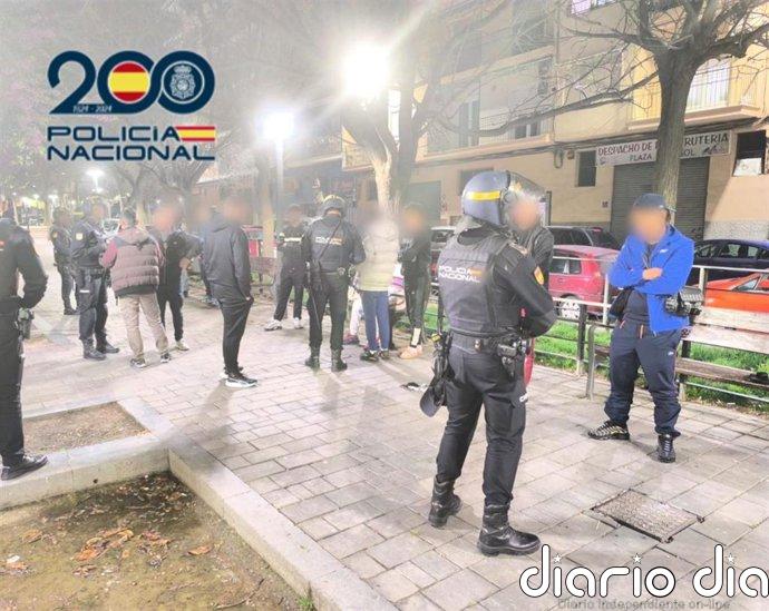 Un operativo policial en Alicante se salda con 65 identificados y un detenido por drogas