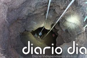 Un perro cae en una torca de diez metros de profundidad y es rescatado
