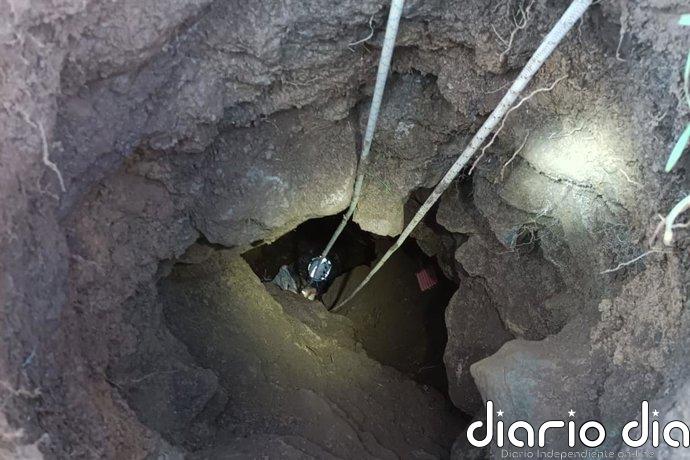 Un perro cae en una torca de diez metros de profundidad y es rescatado