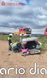 Un turismo se sale de la vía y queda volcado sobre su techo en Tudela