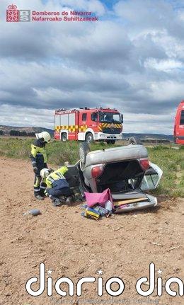 Un turismo se sale de la vía y queda volcado sobre su techo en Tudela
