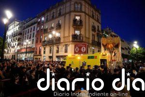 Una ambulancia atraviesa la avenida de la Constitución durante el tránsito de las cofradías en Sevilla