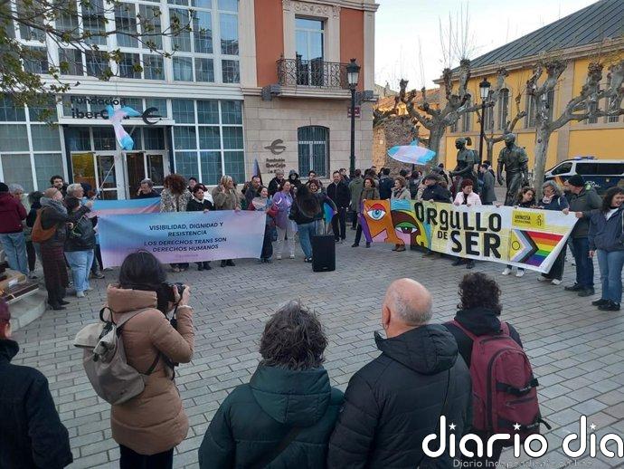 Una concentración clama "por la visibilidad, dignidad y resistencia" del colectivo trans