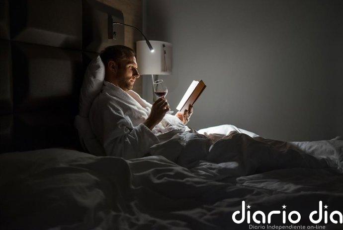 ¿Una copa antes de dormir? La ciencia revela por qué el alcohol arruina tu sueño (aunque creas que te ayuda)