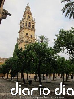 Una emergencia vital en el Patio de los Naranjos de Córdoba provoca un retraso de siete minutos en la Carrera Oficial Archivo - El Patio de los Naranjos de la Mezquita de Córdoba con la torre de la Catedral al fondo.