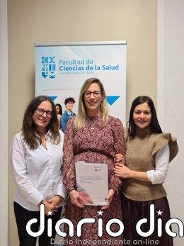 Una investigación de la ULE sostiene que la confianza del paciente en su movimiento es "clave" en la recuperación lumbar Autora de la tesis doctoral, Sonia Nieto, con las docentes que han dirigido el estudio, Arrate Pinto Carral y María José Álvarez.