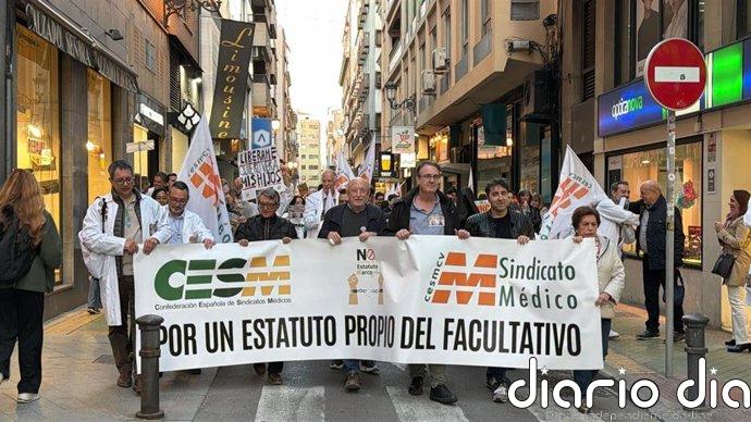 Una manifestación en Alicante exige un Estatuto Marco propio para los facultativos: "Somos médicos, no esclavos"