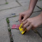 Una mujer con esclerosis múltiple lanza una recogida de firmas para pedir un control más estricto de petardos en Fallas