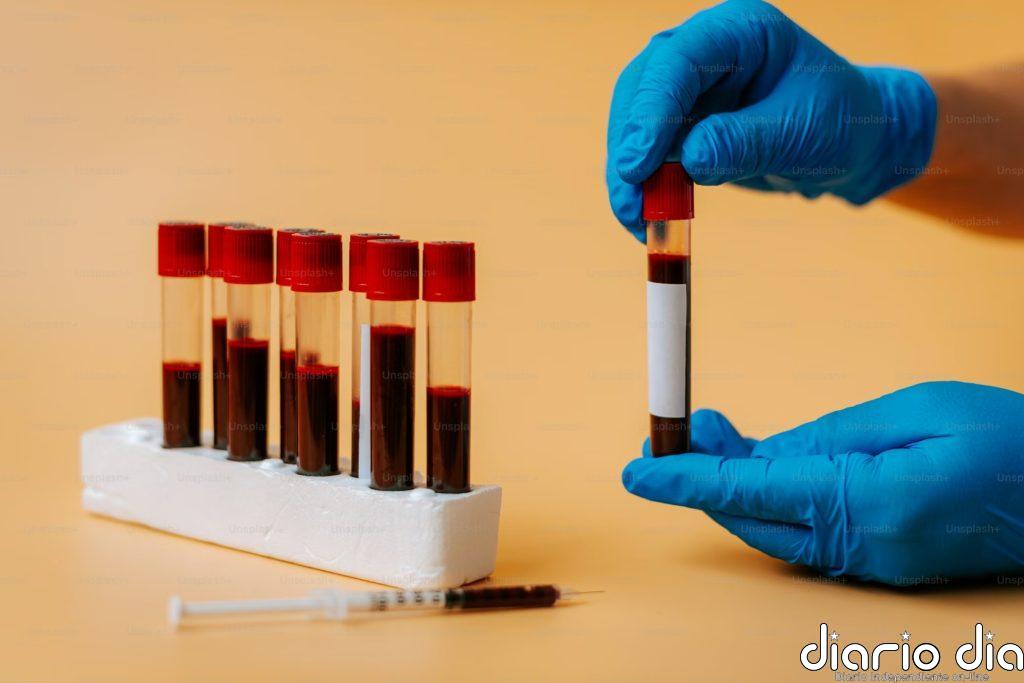 una-persona-con-guantes-azules-sosteniendo-un-tubo-de-sangre
