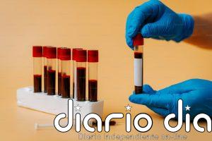 una-persona-con-guantes-azules-sosteniendo-un-tubo-de-sangre