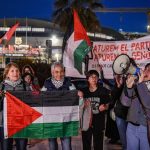 Unas 60 personas rechazan ante el Palau Blaugrana el partido con el club israelí Hapoel Tel Aviv