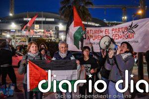 Unas 60 personas rechazan ante el Palau Blaugrana el partido con el club israelí Hapoel Tel Aviv