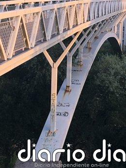 Urraca afirma que el Ayuntamiento de Torrelavega "revisa, atiende y repara sus pasarelas"