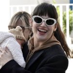 Úrsula Corberó reaparece feliz y volcada en el pequeño Dante en sus primeros días como mamá