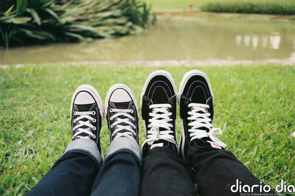 ¿Usas desodorante o polvos de talco, pero tus zapatos huelen mal? Por qué sucede y cómo se puede evitar