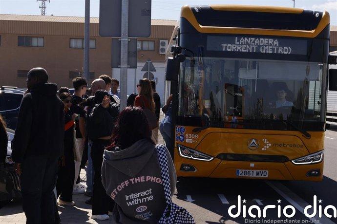 Usuarios de Cercanías, "perdidos" e "indignados" ante la limitación de trenes en Fallas