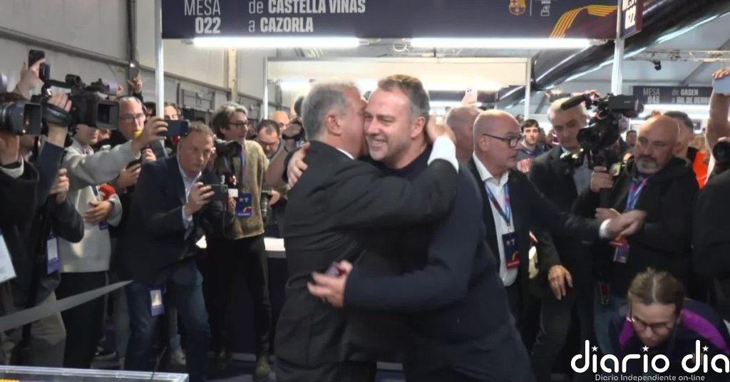 Varios jugadores del Barça y el técnico Hansi Flick votan en las elecciones acompañados por Laporta