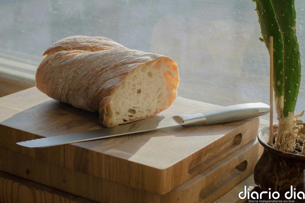 Vinagre, bicarbonato y limón: los métodos caseros para desinfectar y mantener tu tabla de cortar de madera