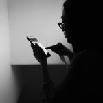 Violencia digital dirigida a mujeres: desde la sextorsión a las estafas, estos son los 10 ataques que más sufren