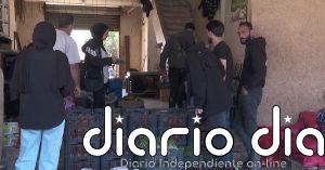 Voluntarios reparten bolsas de comida entre los desplazados por la guerra en la ciudad libanesa de Tiro