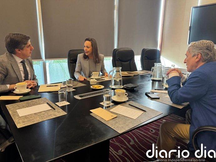 Vox ofrece a María Corina Machado su "apoyo político" durante una reunión en Santiago de Chile