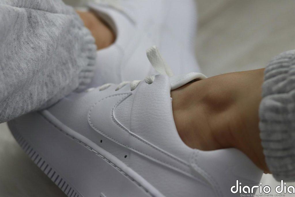 ¿Zapatillas blancas sucias? Estos métodos devuelven el blanco a su estado original