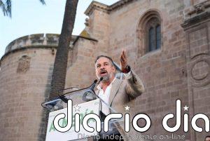 Abascal se reafirma en sus pactos con el PP en Extremadura ante Sánchez: "Vergüenza es promover una invasión migratoria"