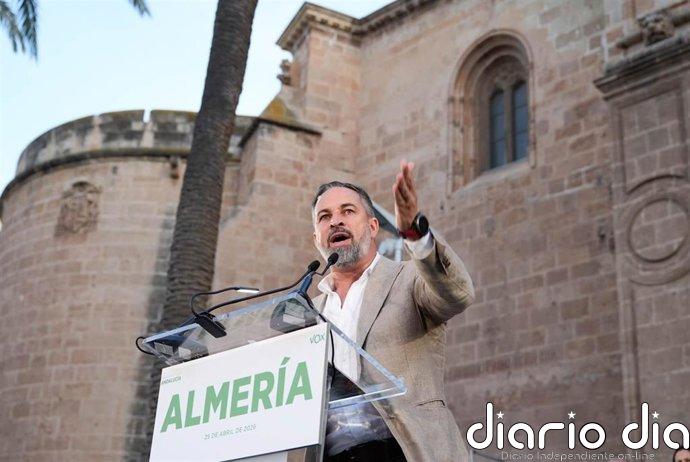 Abascal se reafirma en sus pactos con el PP en Extremadura ante Sánchez: "Vergüenza es promover una invasión migratoria"
